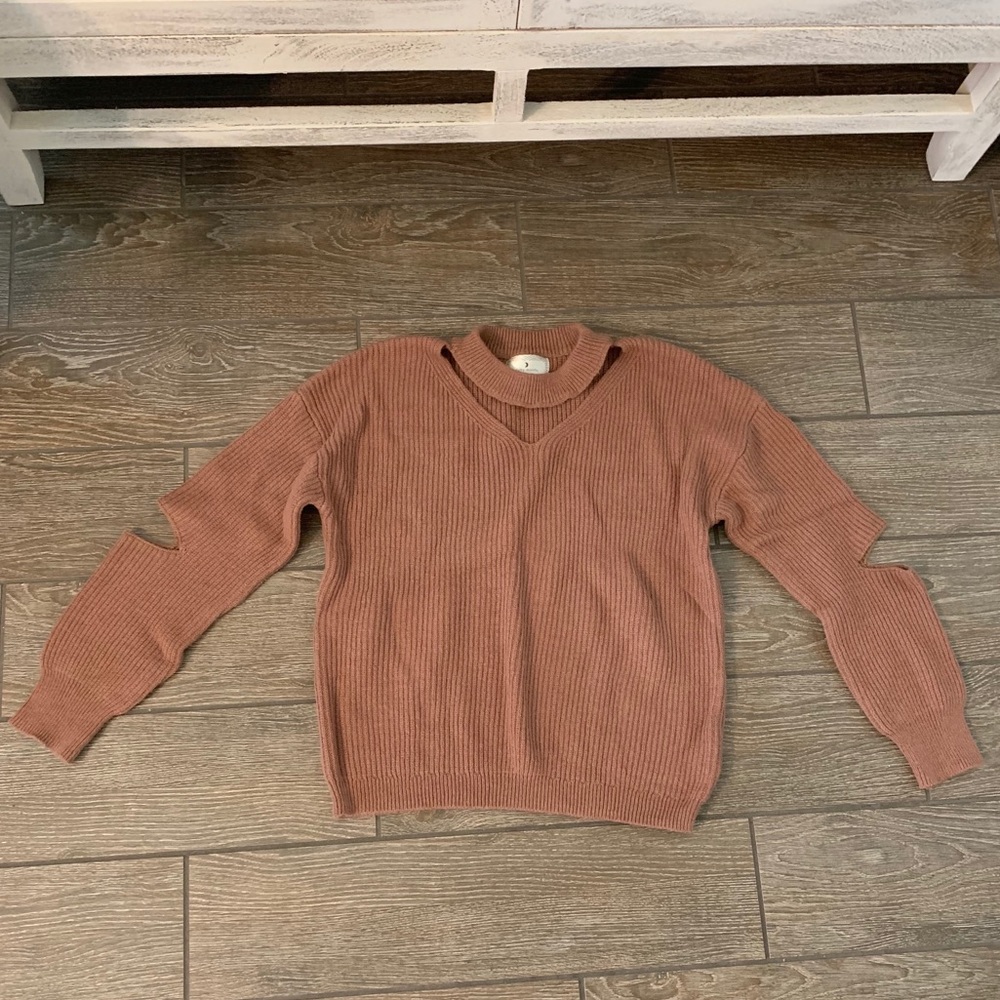 Ribbed mauve sweater with cut details